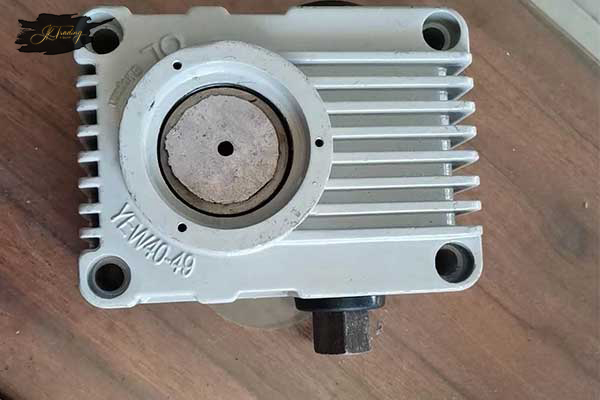Pressure adjust worm box single