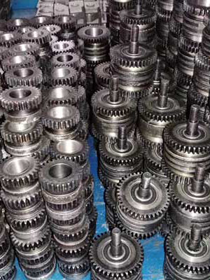 Stitching machine feed wire wheel