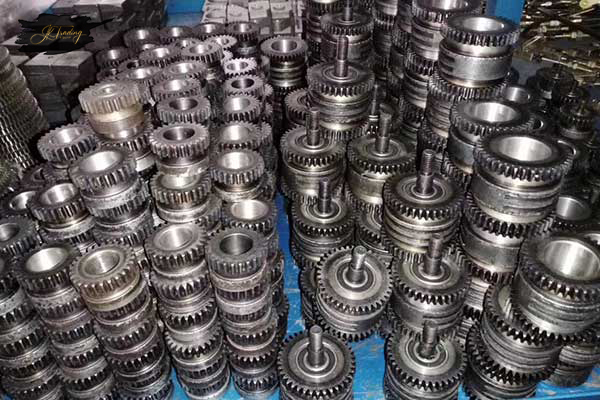 Stitching machine feed wire wheel